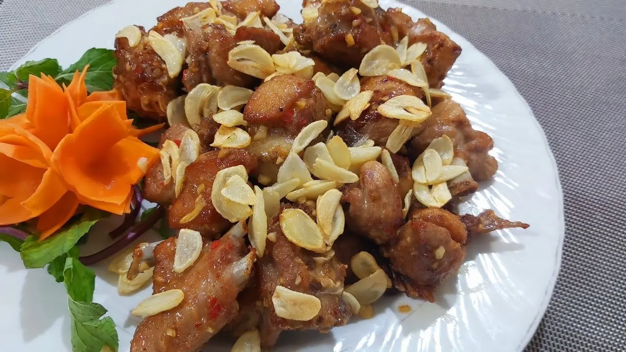 Mùi tỏi phi lan tỏa, thịt vịt béo mềm, vừa lên bàn là “vào rượu” ngay