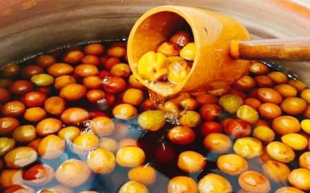 Những quả mơ được tuyển chọn kỹ lưỡng trước khi ngâm