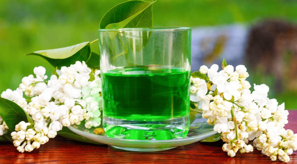 Pha Absinthe với một lượng nước giúp làm dịu độ mạnh