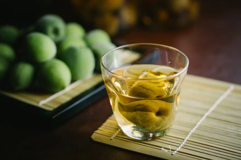Pha với nước lọc hoặc nước nóng giúp rượu trở nên nhẹ hơn