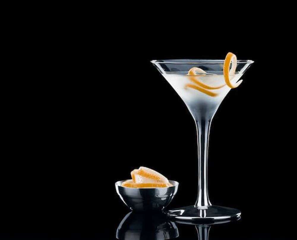 Phục vụ Vermouth với đá, trái cây hoặc trong các cocktail kinh điển