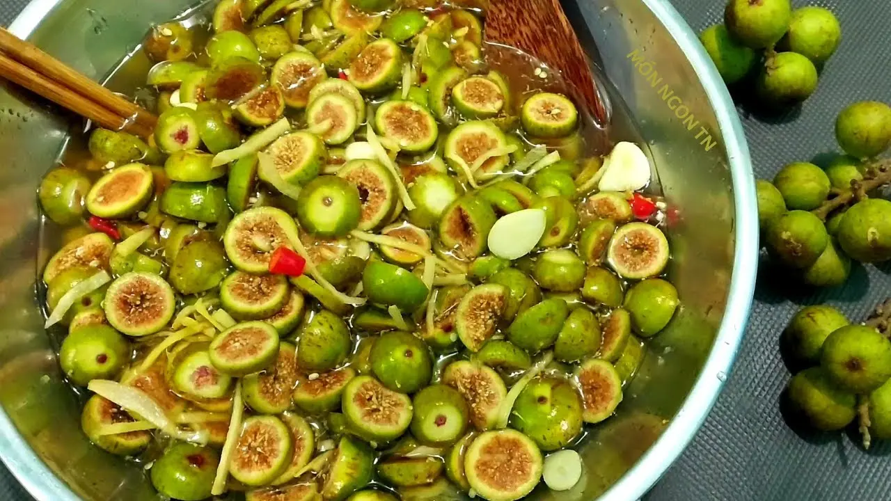 Quả sung muối chua là món có độ giòn, vị chát nhẹ, chua thanh rất hấp dẫn