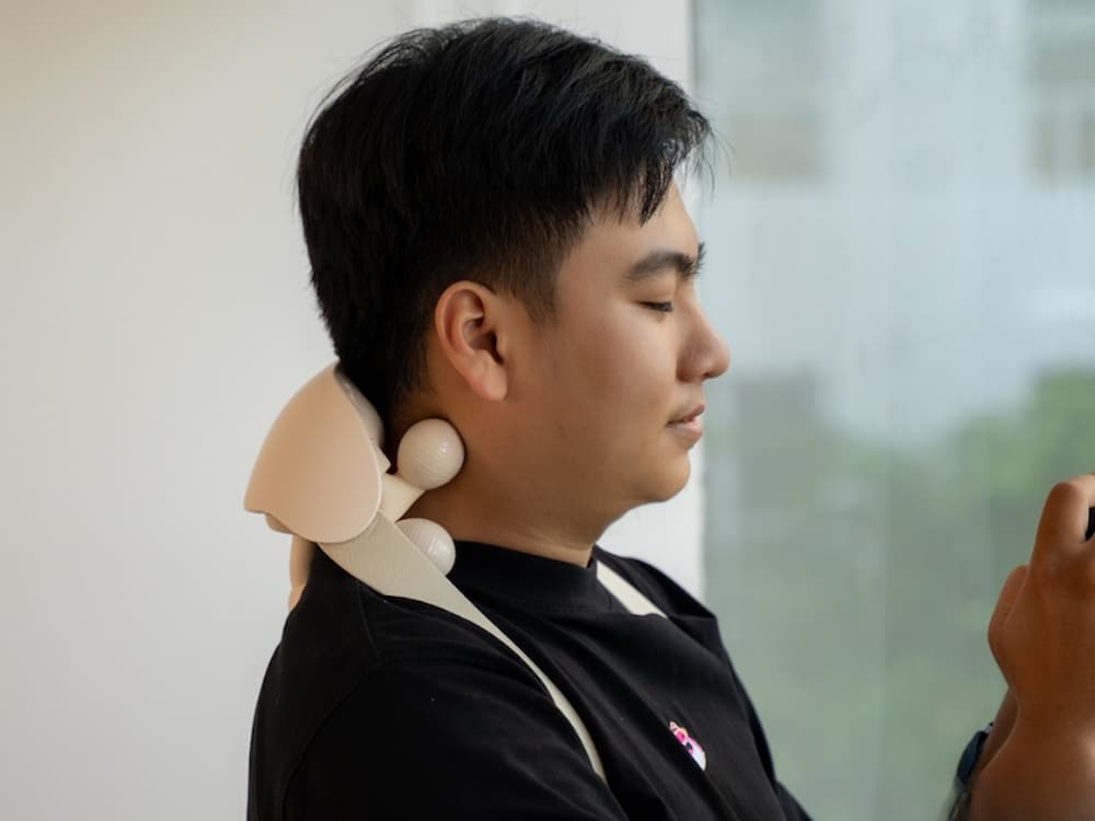 Tặng máy massage cổ vai gáy giúp thư giãn vùng cơ bị căng cứng