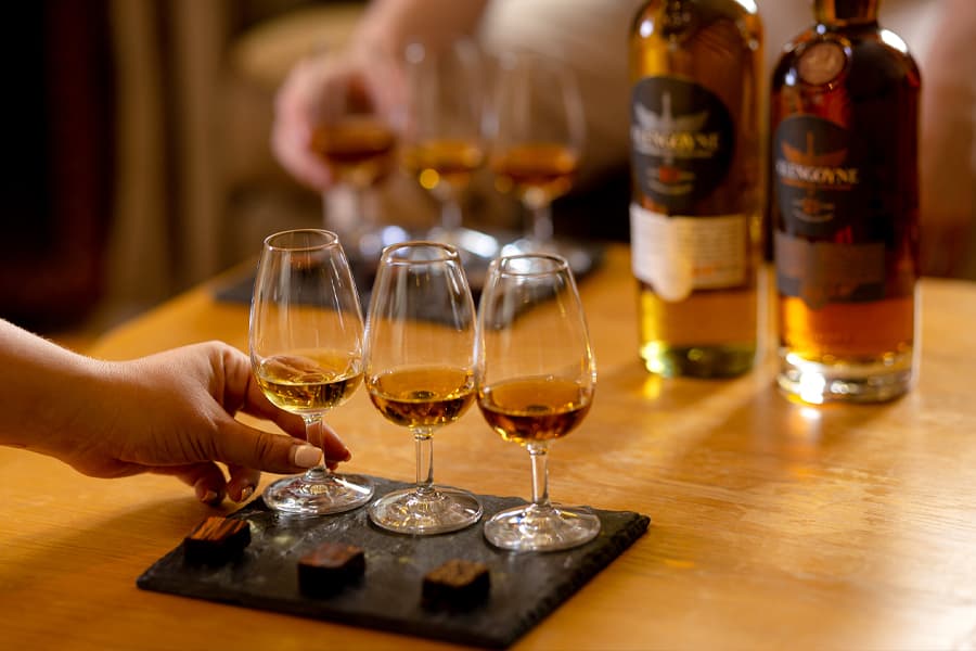 Quan sát màu sắc và độ trong suốt của Whisky