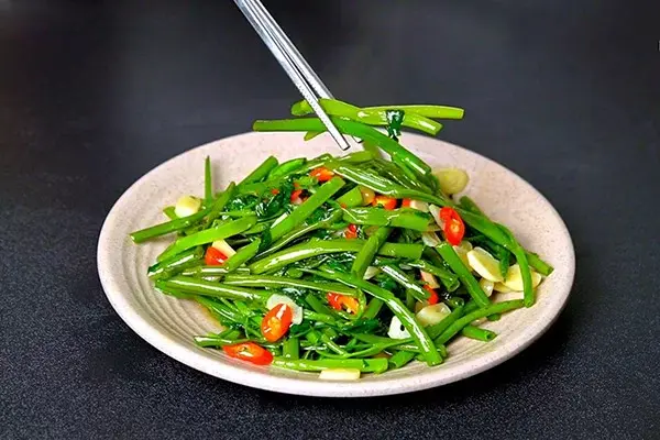 Rau muống xào tỏi là món ăn đơn giản nhưng tròn vị, giúp cân bằng bữa nhậu nhiều đạm