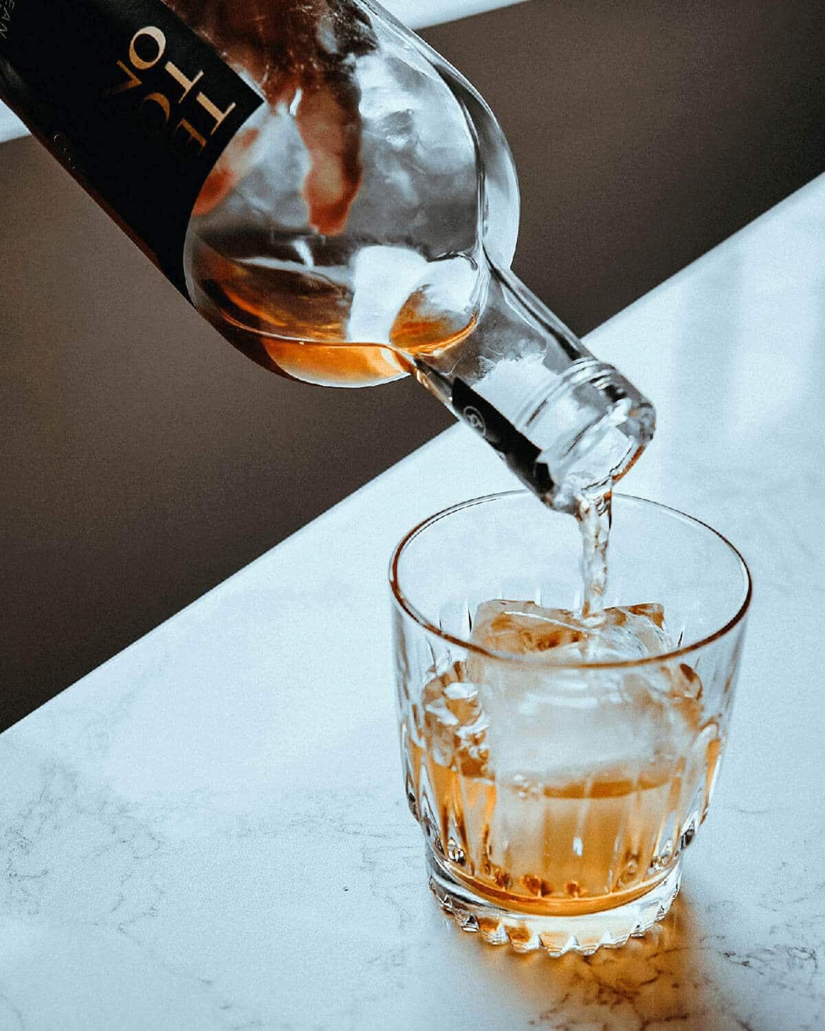 Uống Rum với đá giúp làm dịu vị cay nồng của Rum