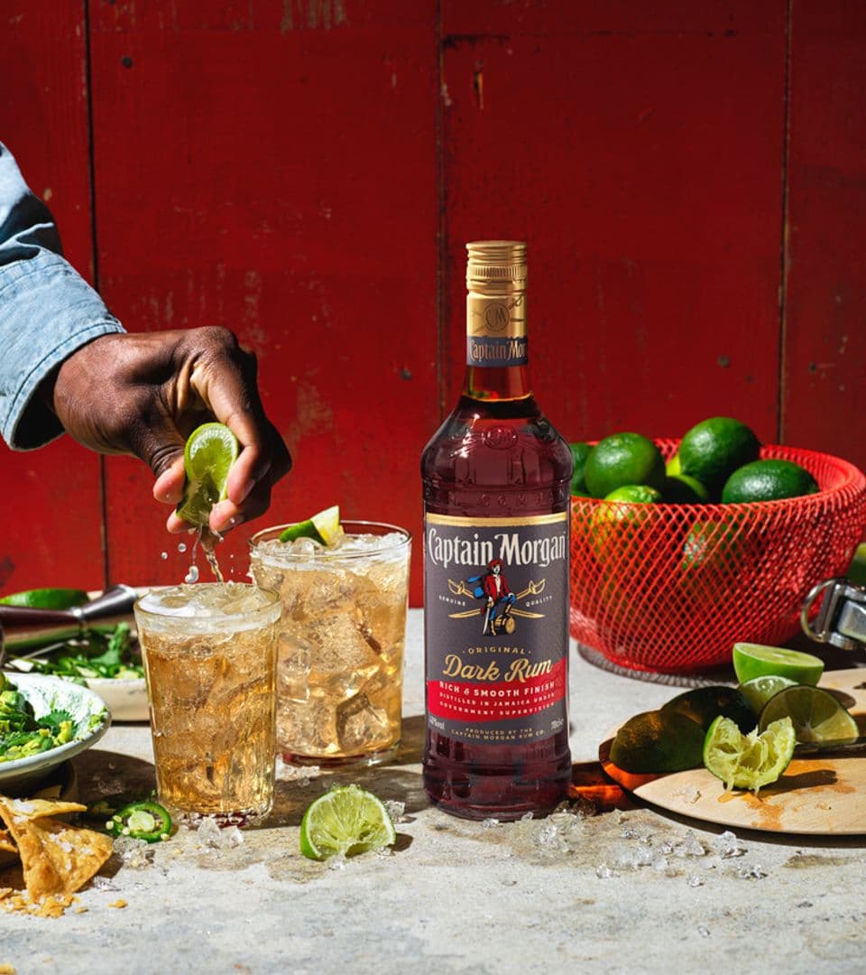 Dark Rum: Mang hương vị đậm đà của mật đường cháy và gia vị nướng, tạo chiều sâu cho mọi ly đồ uống