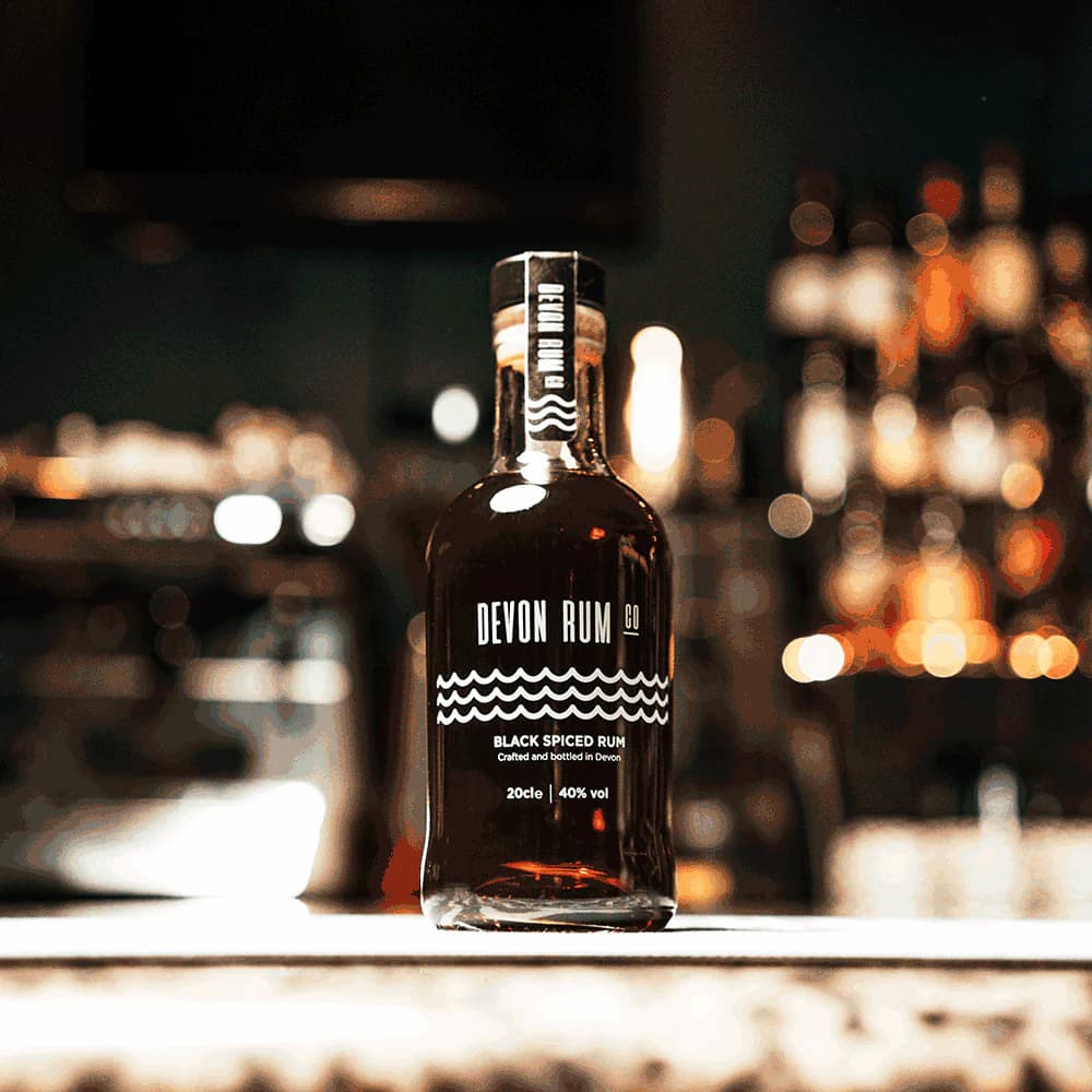 Black Rum: Dòng Rum đen sẫm với cốt rượu dày, nồng nàn hương cam thảo và trái cây sấy