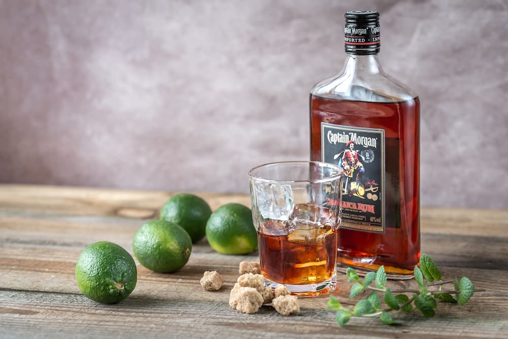 Theo tiêu chuẩn quốc tế, Rum nên được chưng cất ở nồng độ dưới 95% ABV (190 Proof)