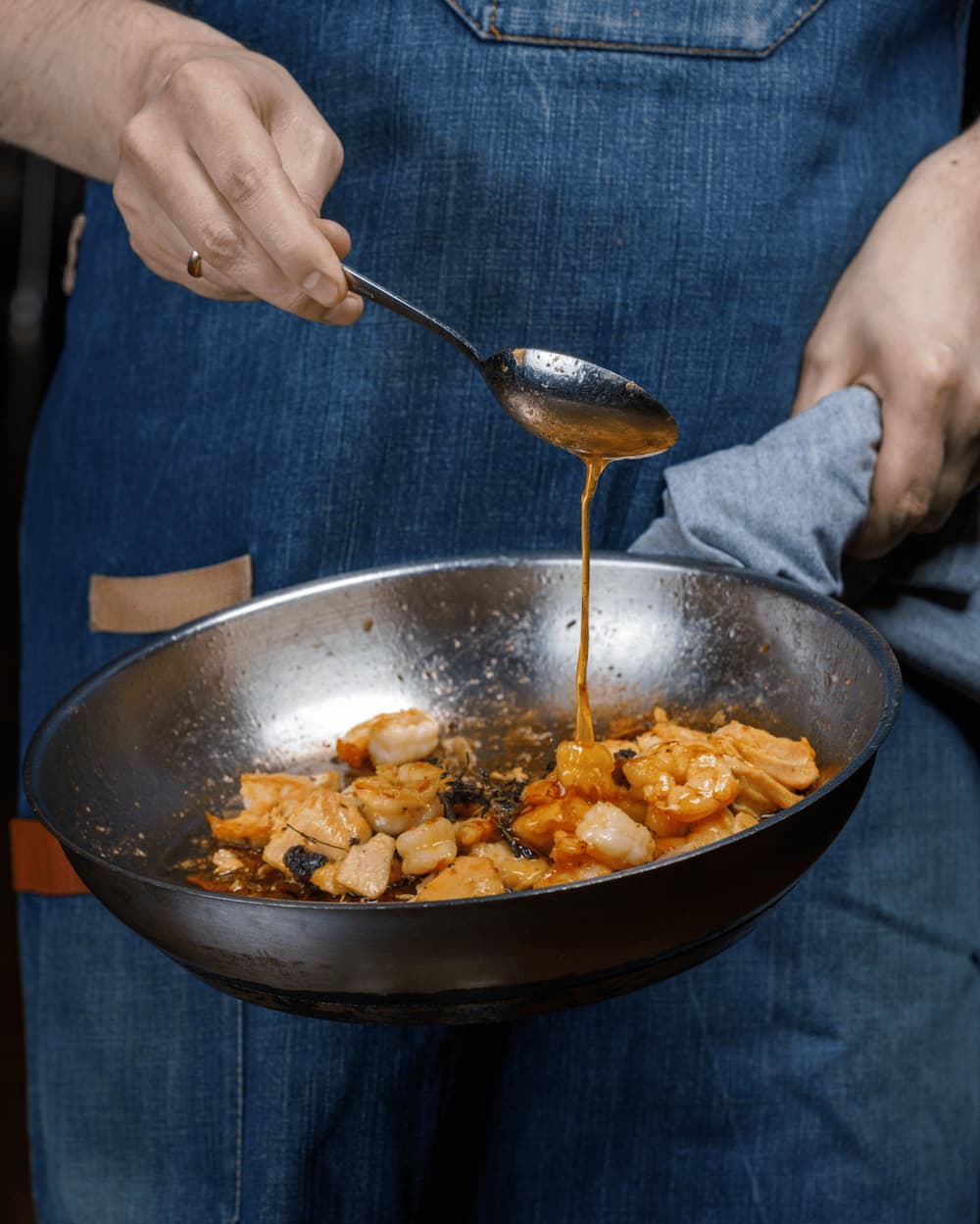 Rưới phần nước sốt đã pha vào