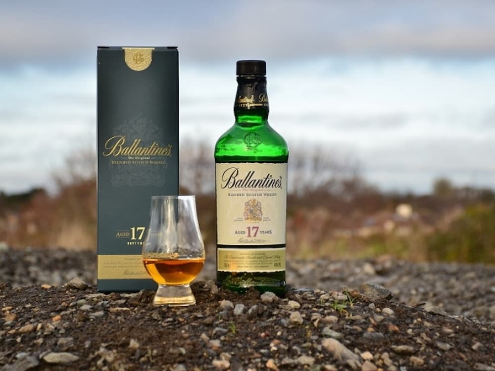 Lựa chọn các dòng cao cấp như Ballantine’s 17 năm với hình thức sang trọng
