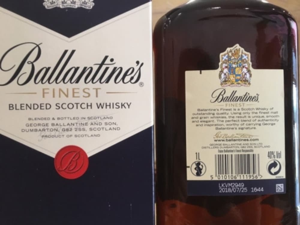 Kiểm tra tem nhãn bao bì và chất lượng rượu để phân biệt rượu Ballantines thật - giả