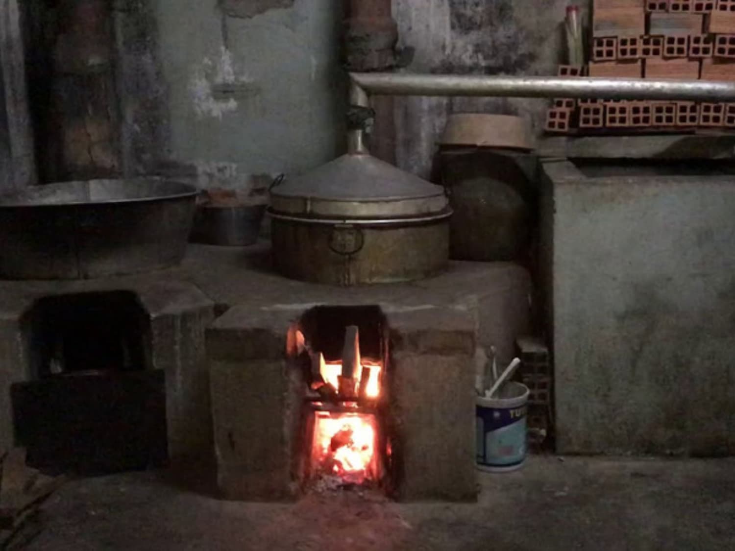 Quy trình nấu rượu đế truyền thống được thực hiện hoàn toàn thủ công