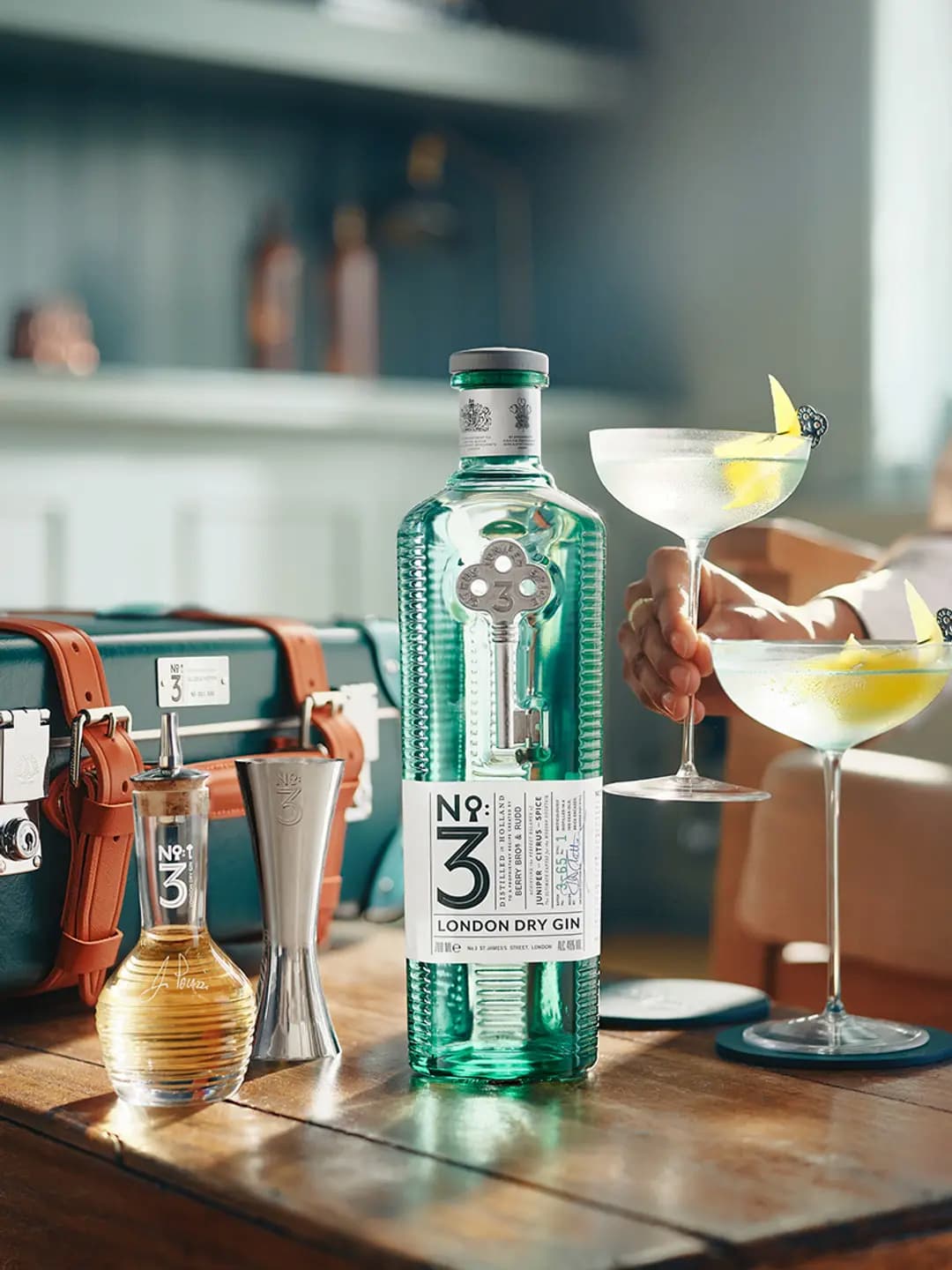 London Dry Gin – Biểu tượng của sự chuẩn mực với hương quả bách xù mạnh mẽ và hậu vị khô ráo đặc trưng.