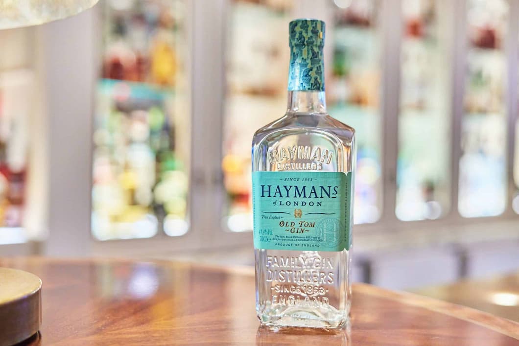 Old Tom Gin – Sự lựa chọn cân bằng với vị ngọt dịu nhẹ, chiếc cầu nối hoàn hảo giữa phong cách cổ điển và hiện đại.
