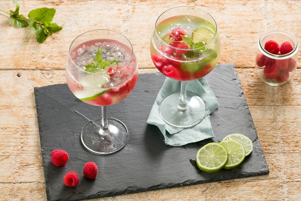 Gin & Topic cùng với quả mâm xôi tạo nên sự nâng cấp về mặt thị giác khi thưởng thức rượu