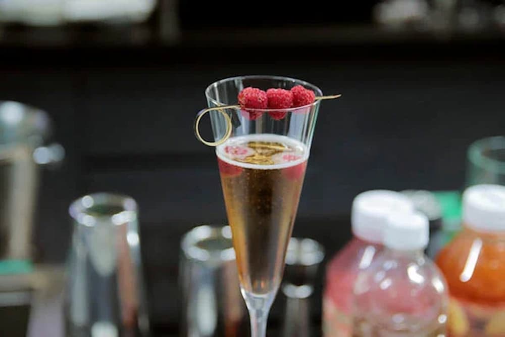 Rượu mạnh đóng góp hương vị chủ đạo cho thức uống cocktail