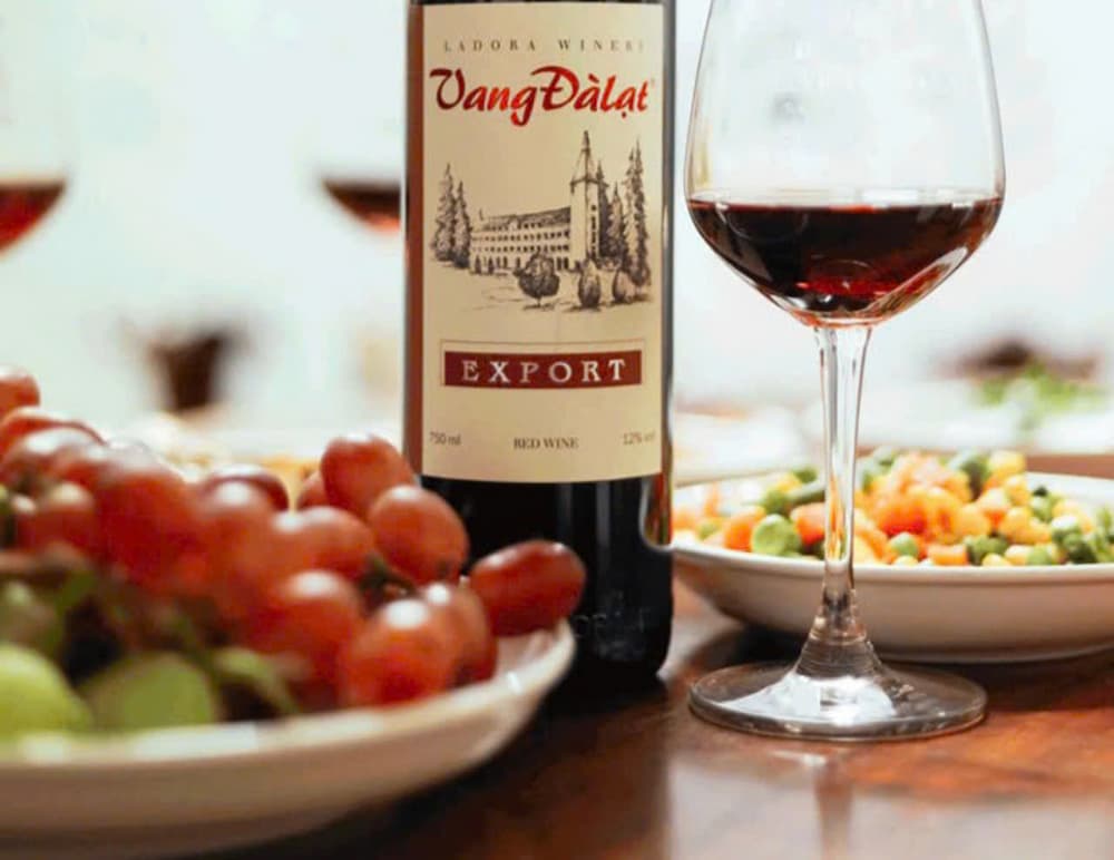 Export Red Wine là sự kết hợp giữa nho Cardinal, Syrah và dâu Đà Lạt