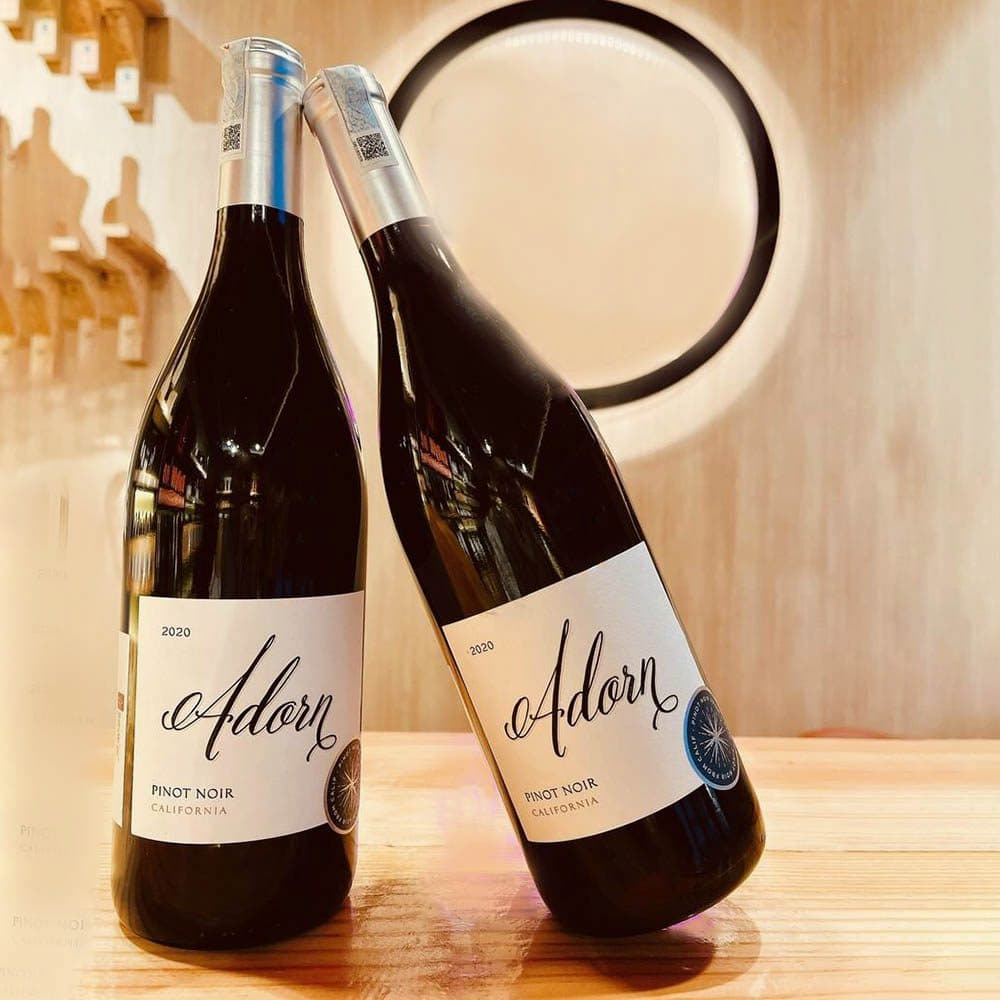 Pinot Noir là dòng rượu vang được sản xuất từ giống nho cùng tên 