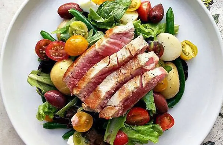 Salad cá ngừ thanh mát với vị chua nhẹ giúp cân bằng vị giác và làm nổi bật hậu vị tinh tế của rượu vang