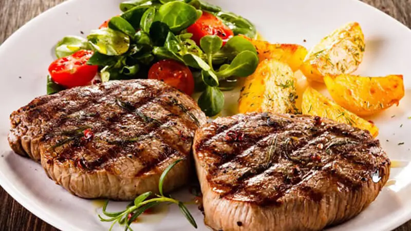 Sau khi để thịt nghỉ, cắt miếng vừa ăn và dọn ra đĩa cùng với khoai tây chiên hoặc salad dầu giấm để tăng phần ngon miệng