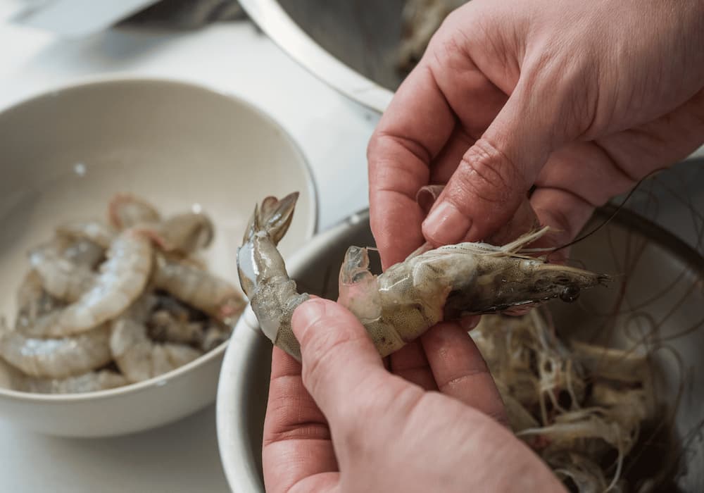 Sơ chế tôm sạch sẽ