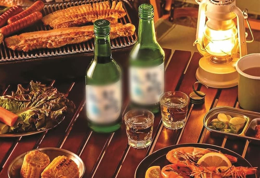 Soju thường uống cạn trong một lần, không nhâm nhi các loại như rượu khác