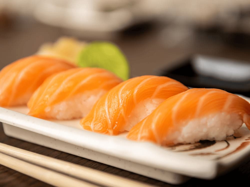 Sushi cá hồi tươi béo