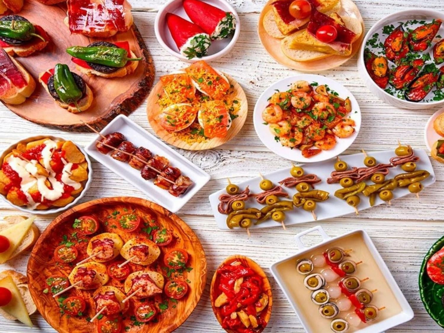 Tapas là tên gọi chung cho các món ăn có khẩu phần nhỏ trong ẩm thực Tây Ban Nha