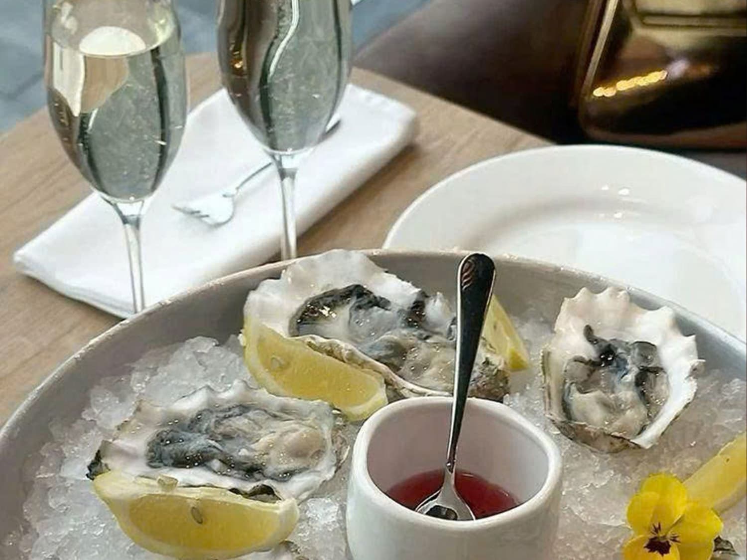 Tapas hải sản kết hợp tốt với vang trắng có độ chua rõ, giúp làm nổi bật vị tươi của nguyên liệu