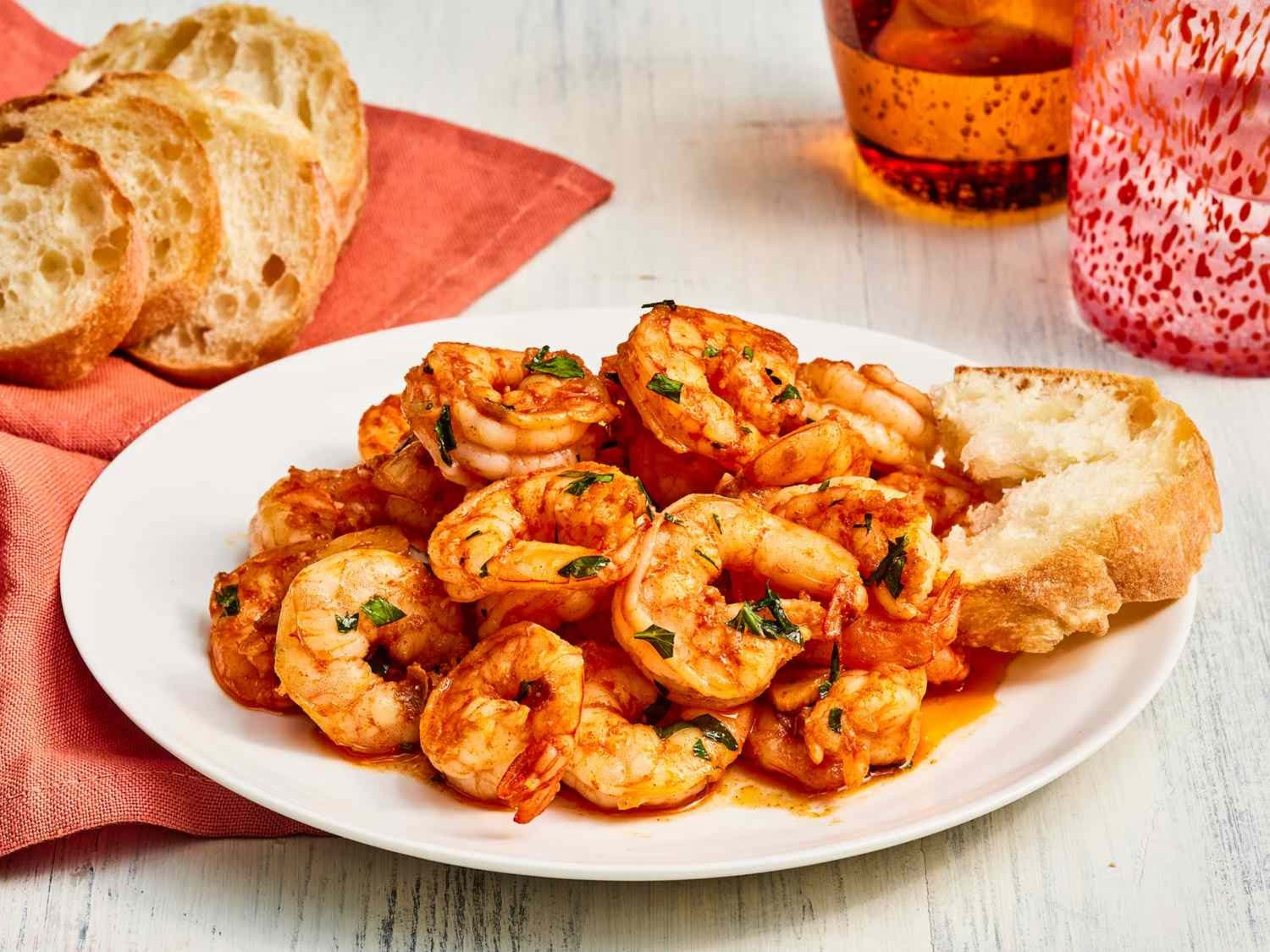 Gambas al Ajillo là món tôm xào dầu olive, tỏi và ớt khô