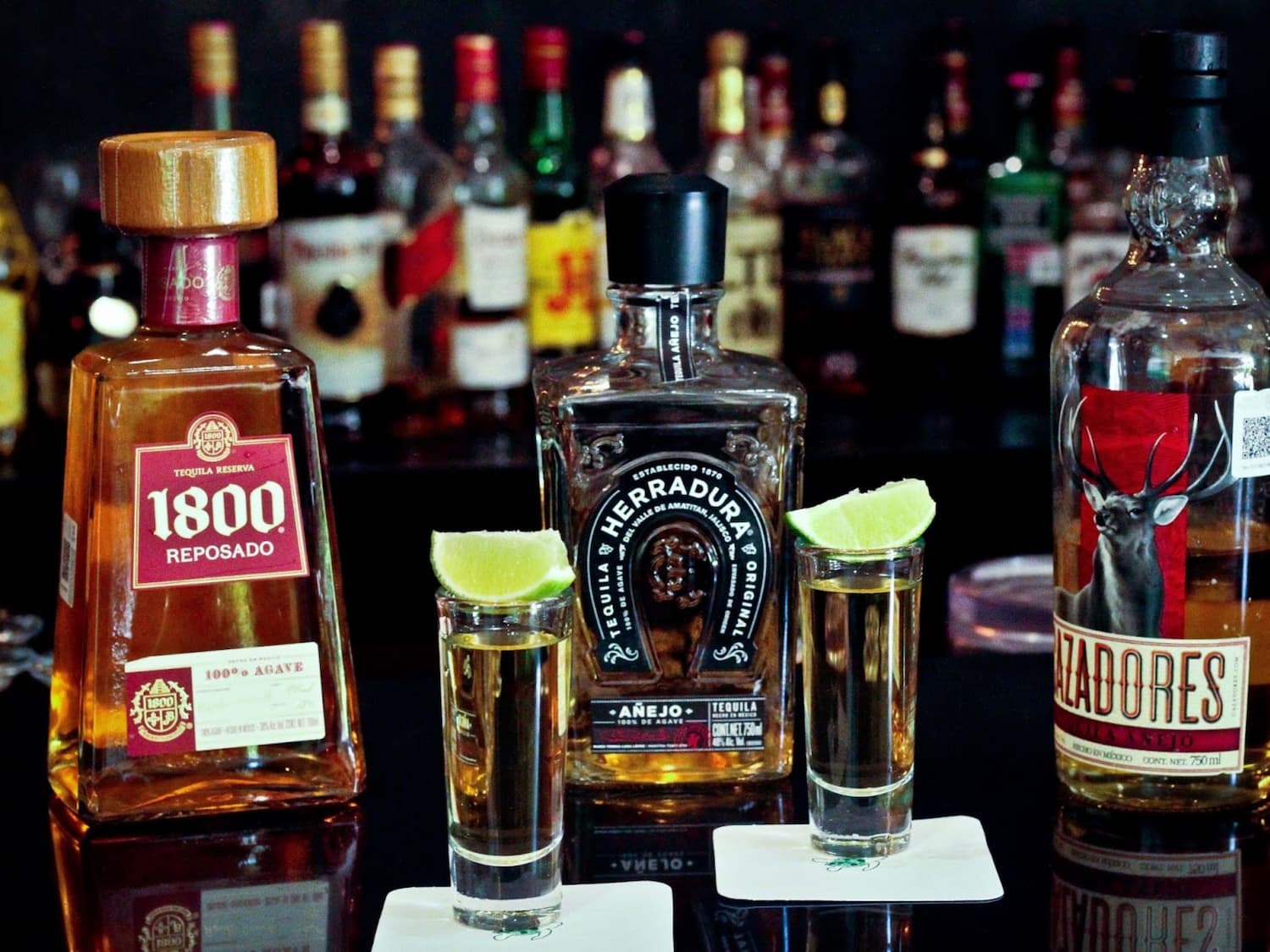 Tequila thường có nồng độ cồn khoảng 35–40%, tương đương với vodka, rum hoặc whisky