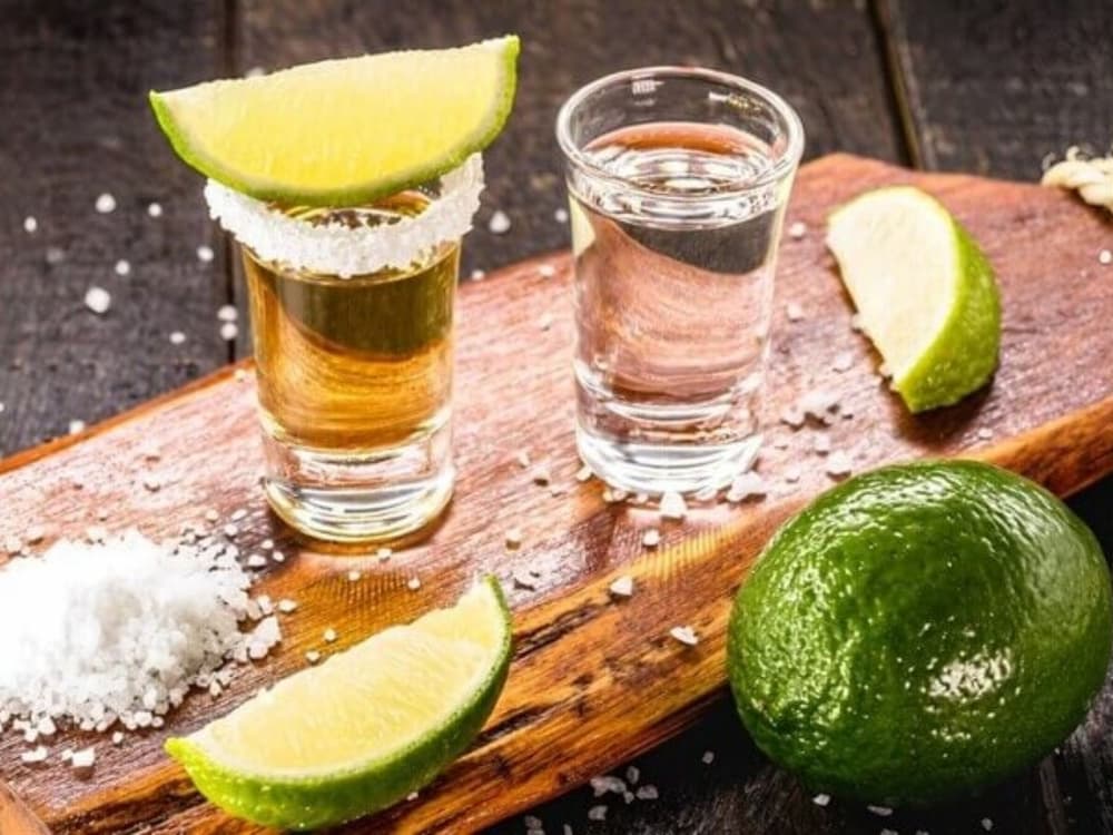 Uống tequila kèm muối và chanh