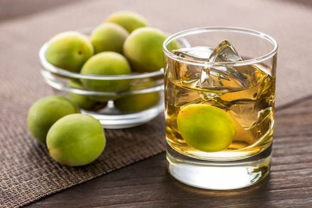 Thêm đá giúp làm dịu nồng độ của rượu mơ Nhật