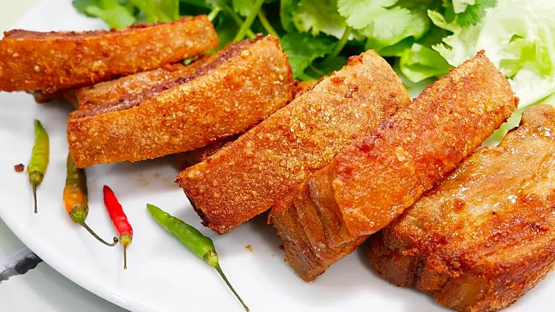 Thịt ba chỉ chiên giòn thơm phức, lớp vỏ ngoài giòn rụm, bên trong vẫn giữ được độ mềm và ngọt của thịt