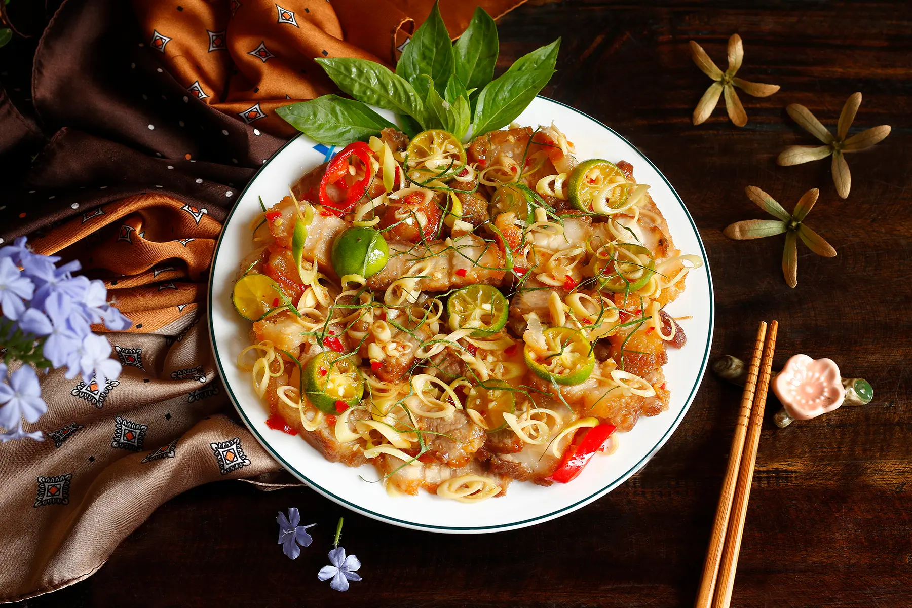 Thịt ba chỉ chiên lắc sả tắc có hương thơm của sả và vị chua của tắc, món ăn độc đáo sẽ khiến bữa tiệc thêm phần hấp dẫn