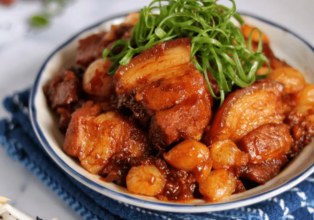 Thịt ba chỉ kho mật mía mang đến sự ngọt ngào, béo ngậy đặc trưng, chắc chắn là món ăn khiến ai cũng phải trầm trồ