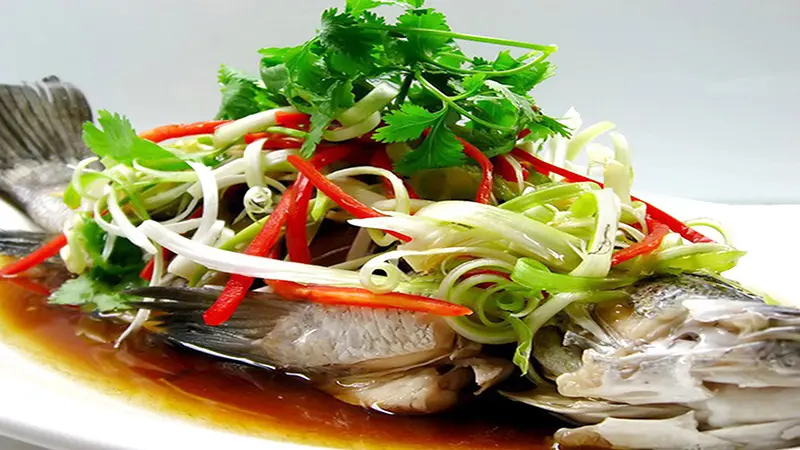 Thịt cá chắc ngọt, sốt đậm vừa phải, càng ăn càng cảm nhận rõ vị rượu