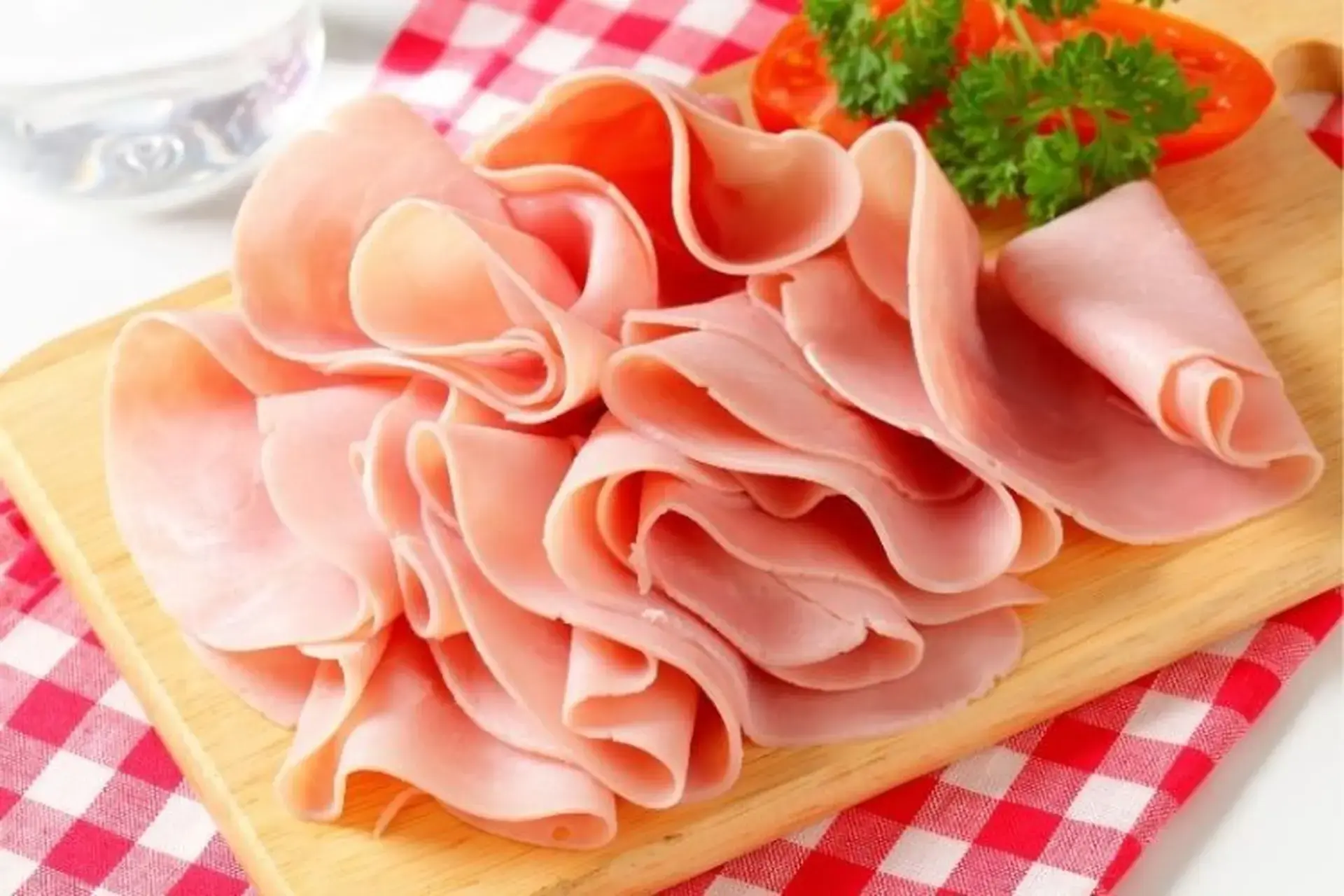 Thịt nguội có vị mặn béo vừa phải, giúp rượu vang trở nên dễ uống và tròn vị hơn khi nhâm nhi chậm rãi