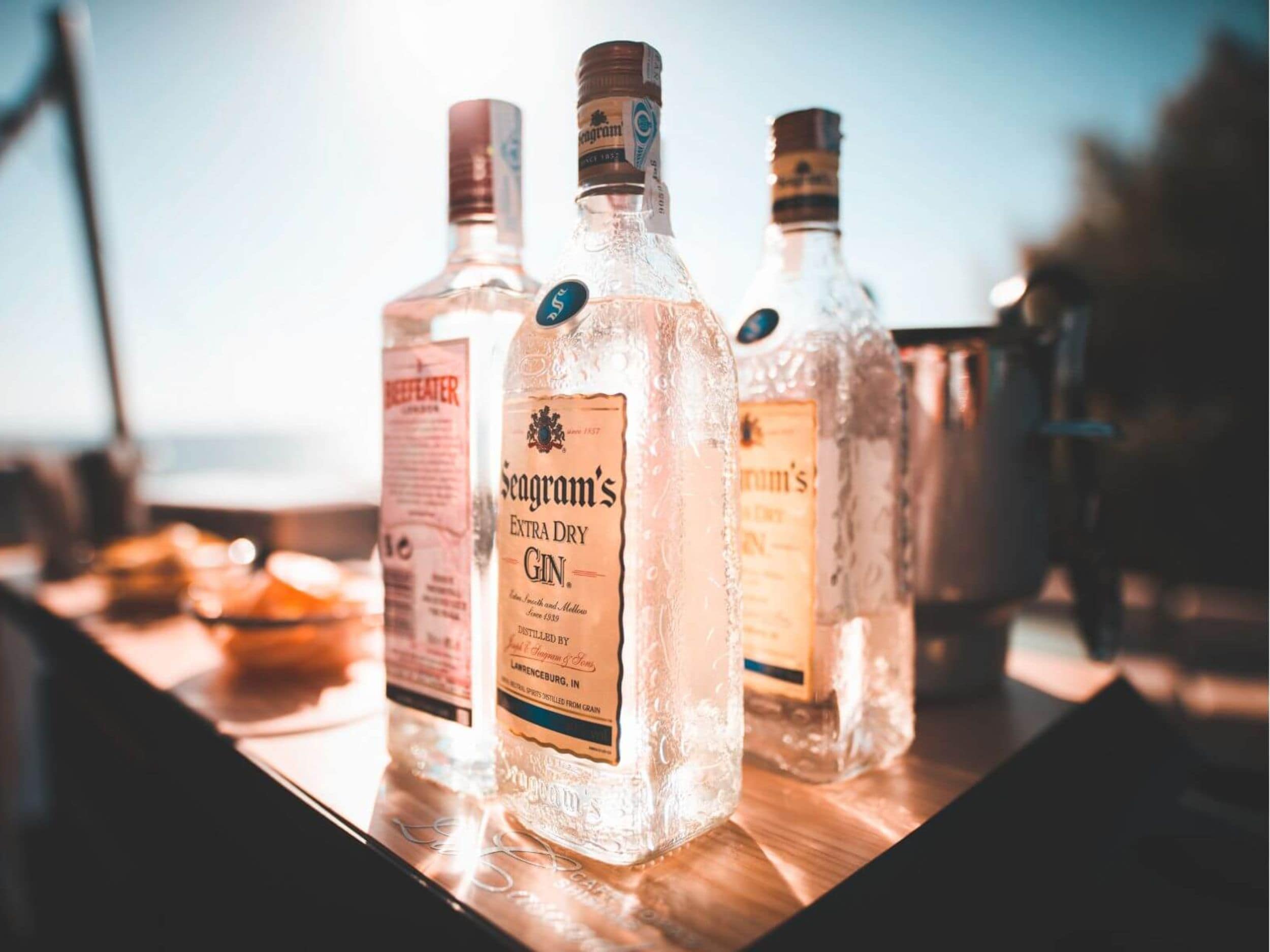Gin nổi bật với hương thảo mộc tự nhiên, trong đó quả bách xù là thành phần chủ đạo