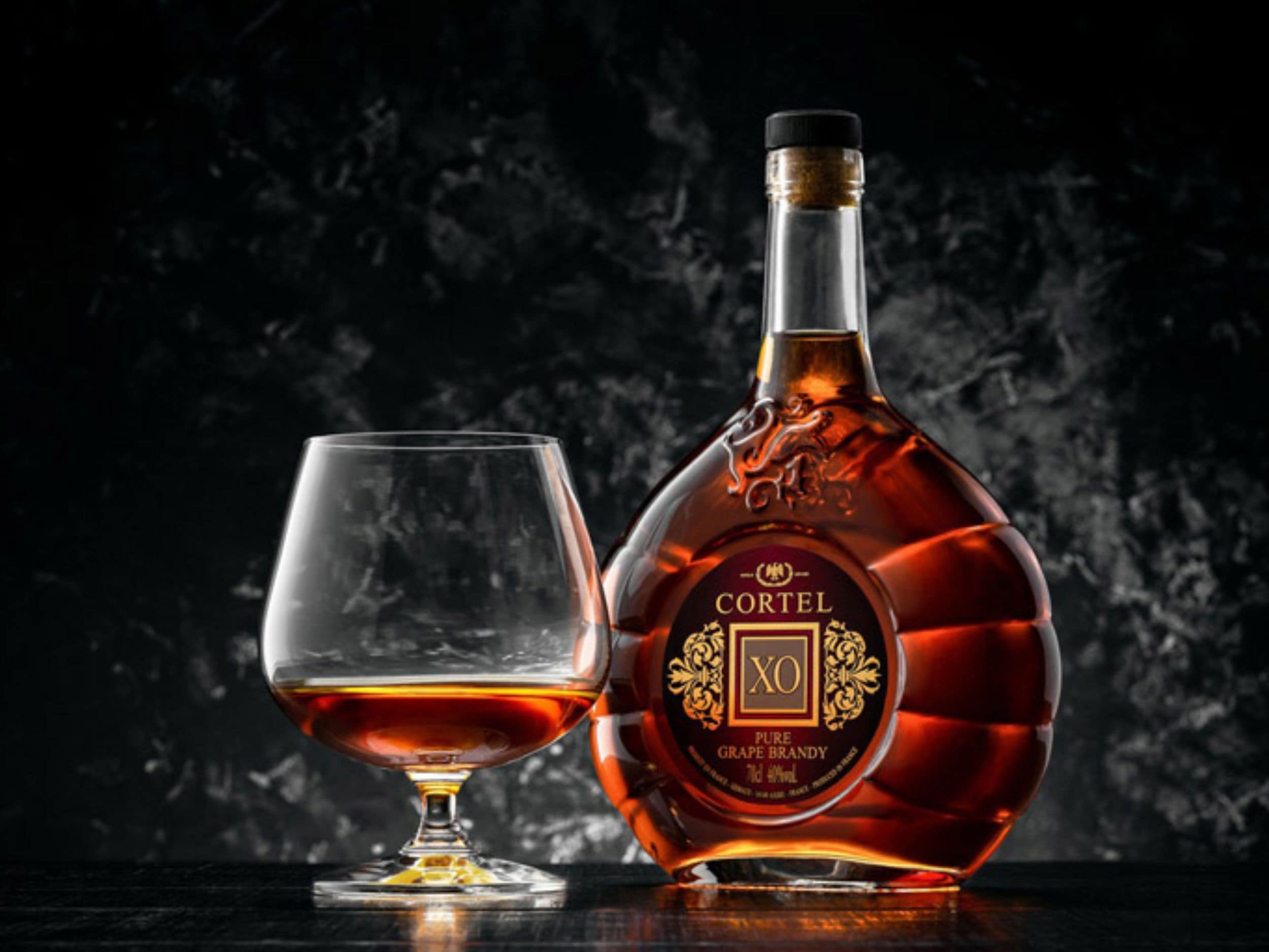 Brandy là rượu chưng cất từ trái cây, phổ biến nhất là từ rượu vang