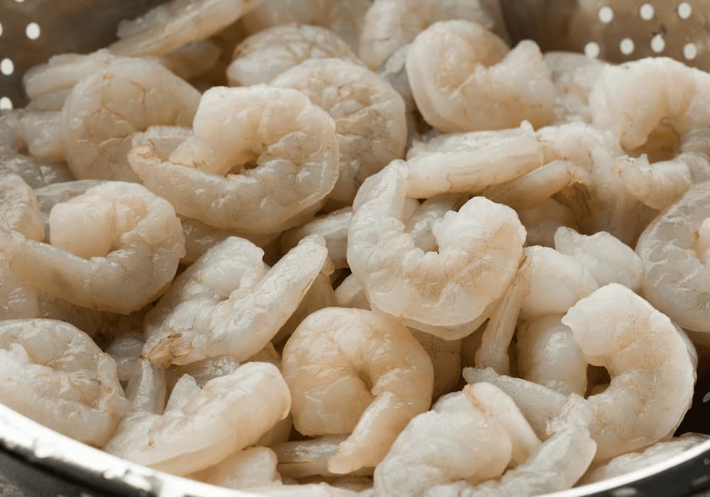 Tiến hành sơ chế tôm tươi