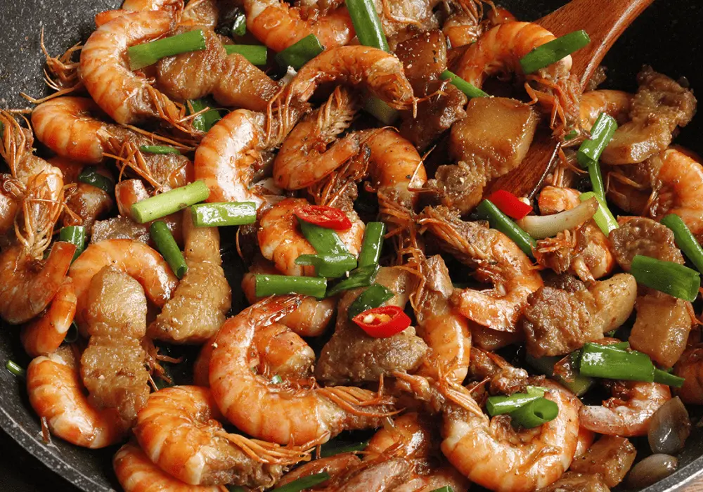 Vị ngọt của thịt nạc vai hòa quyện với hương vị đậm đà của tôm, tạo nên món ăn đậm đà, hấp dẫn