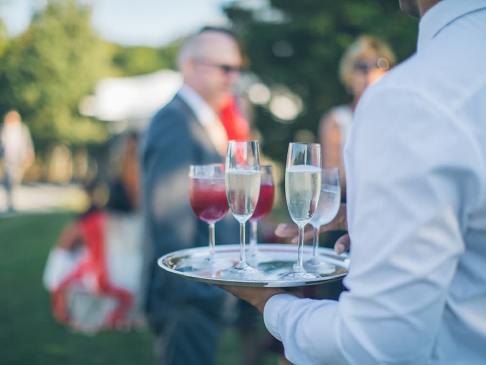 Welcome drink không chỉ đóng vai trò là một thức uống chào đón mà còn mang nhiều ý nghĩa quan trọng