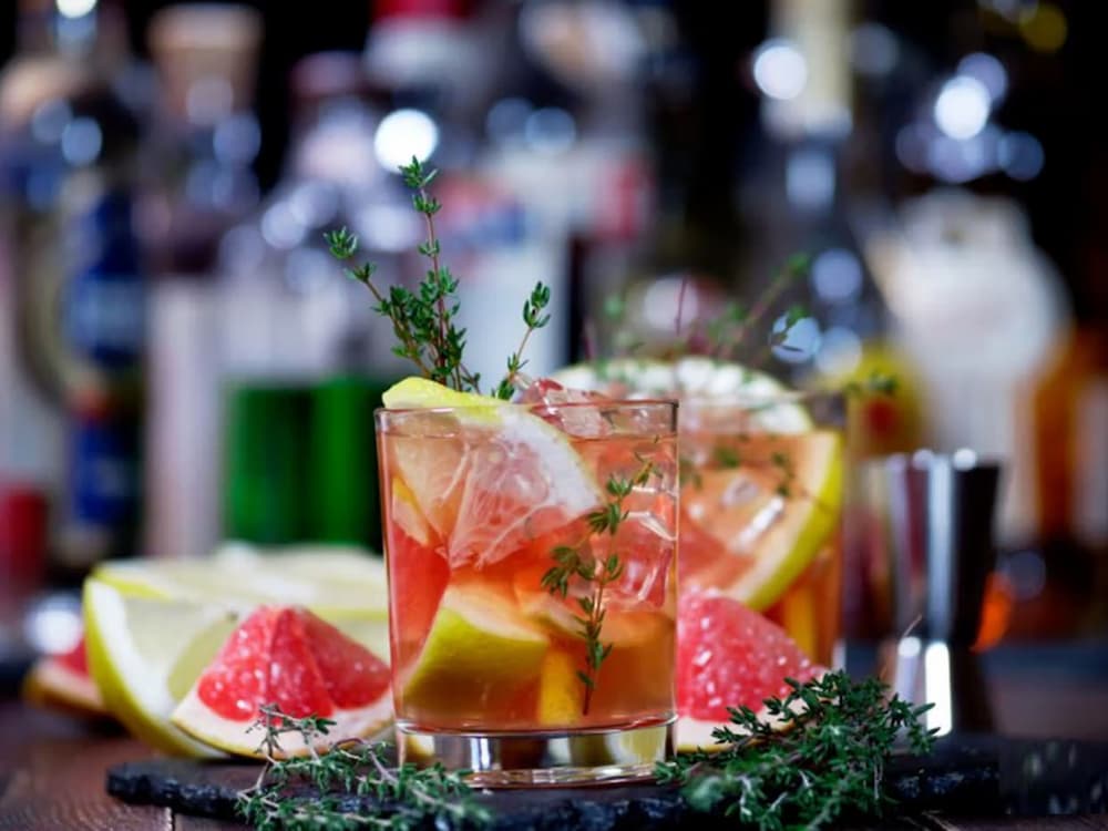 Welcome drink có cồn nhẹ thường được sử dụng trong các buổi tiệc tối