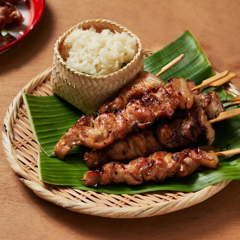 Xiên thịt heo nướng với gia vị Thái thơm ngon, hoàn hảo cho các bữa tiệc hoặc buổi tụ họp cùng bạn bè